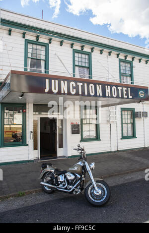 Touring Motorrad geparkt Junction Hotel, Zentrum, Zentrum der Themse, Coromandel Peninsula, North Island, Neuseeland, Pazifik. Stockfoto