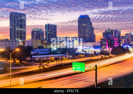 Orlando, Florida, USA Innenstadt Stadtbild über die Autobahn. Stockfoto