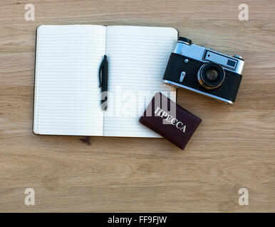 Notizbuch mit Stift, Kamera und russischen Presse-ID. Stockfoto