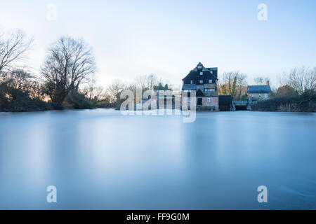 Houghton, Cambridgeshire, Großbritannien. 11. Februar 2016. Einen klaren Himmel und die Temperaturen fallen, wenn die Sonne in Houghton Mühle auf dem Fluss Great Ouse und Frost untergeht dürfte über Nacht. Kälteren Wettervorhersage für das Wochenende voraus. Dies war eine 5 minütige Exposition in der Dämmerung zeigt das Wasser fließt vorbei an der Wassermühle. Bildnachweis: Julian Eales/Alamy Live-Nachrichten Stockfoto