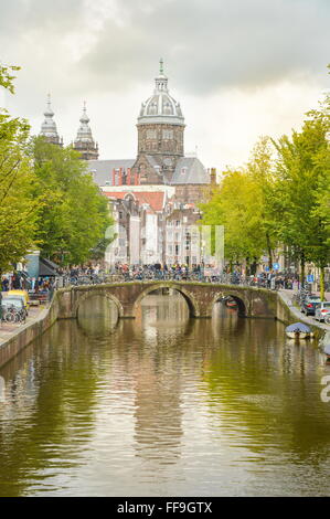 Amsterdam, Niederlande-17. September 2015: Kanal und St. Nicolas Church in Amsterdam, die Hauptstadt und bevölkerungsreichste Stadt von der Stockfoto