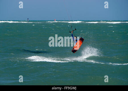 Kiteboarder, Kite-Surfen, Strand von Cabarete, Nordküste, Dominikanische Republik Stockfoto