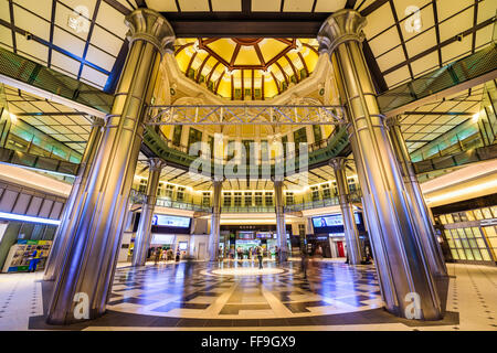 TOKYO, JAPAN - 29. August 2015: Menschen durchlaufen der Marunouchi-Ticket-Eingang zum Bahnhof Tokio. Stockfoto