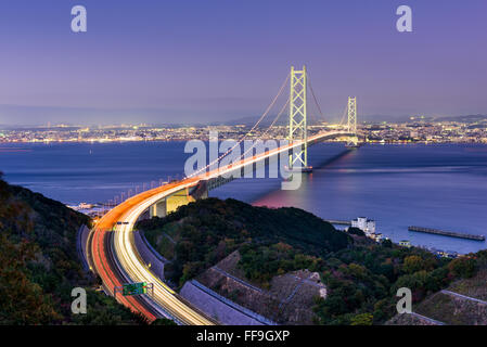 Akashi-Kaikyo-Brücke überspannt die Seto-Inlandsee aus Kobe, Japan. Stockfoto