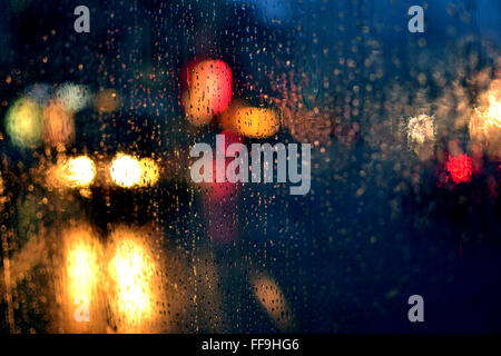 Verschwommene Ampel am Abend durch Tiefe Taille Fensterhintergrund Stockfoto