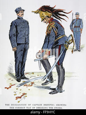 ALFRED DREYFUS (1859-1935). /nFrench-Armee-Offizier. Abbau von Captain Dreyfus nach seinem ersten Versuch für Verrat im Jahre 1894. Zeitgenössische Federzeichnung. Stockfoto