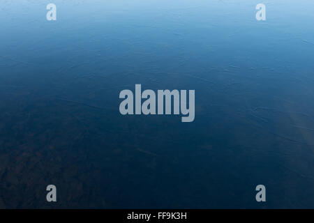 Oberfläche sauber Eisschicht auf einem zugefrorenen See im Winter. Stockfoto