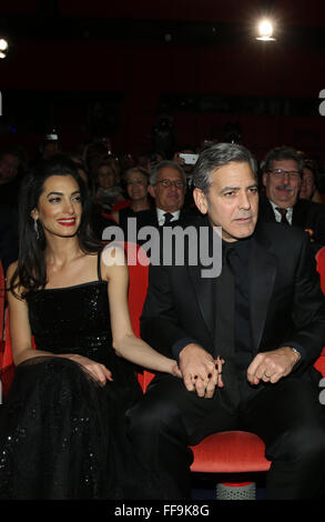 Berlin, Deutschland. 11. Februar 2016. 66. Internationalen Filmfestspiele in Berlin, Deutschland, 11. Februar 2016. Eröffnungs-Gala und Film premiere · Hail Caesar! ·: George und Amal Clooney. Der Film ist außer Konkurrenz auf der Berlinale gezeigt. Die Berlinale läuft vom 11. Februar bis 21. Februar 2016. Foto: MICHAEL KAPPELER/DPA/Alamy Live-Nachrichten Stockfoto