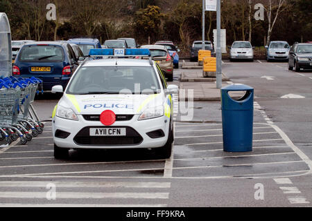 Polizisten dienen in Comedy-Modus für die Wohltätigkeitsorganisation Red Nose Day 2013 Stockfoto