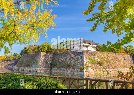 Burg von Osaka, Japan Corner Guard tower im Herbst. Stockfoto