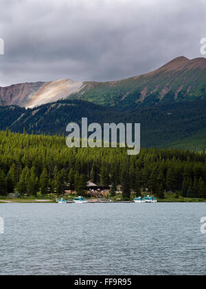 Blick auf die Hütte und Tour Boote auf der Nord-Ufer des Maligne-See an einem bewölkten Tag; Jasper Nationalpark, Alberta, Kanada Stockfoto