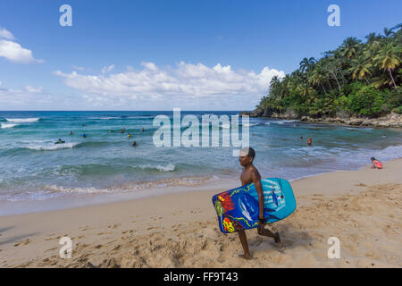 Playa Grande, junge mit Surfbeord, Dominikanische Republik Stockfoto