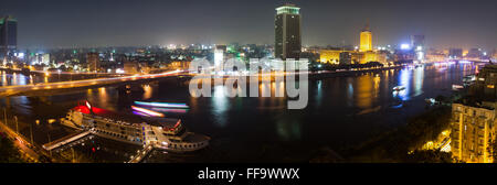 Panorama von Kairo aus der Insel Zamalek, der Nil, die Corniche und der Stadt. Stockfoto