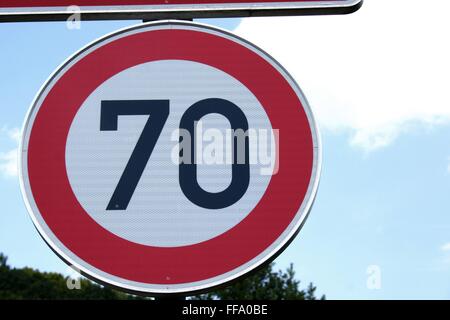 70 Kilometer Straßenschild, Deutschland. Stockfoto