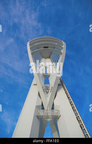 Blick auf den 170 Meter hohe Spinnaker Tower am Portsmouth Gunwharf Quays Stockfoto