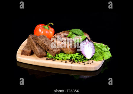 Fleisch-Steak mit Gemüse auf einem Steckbrett Stockfoto