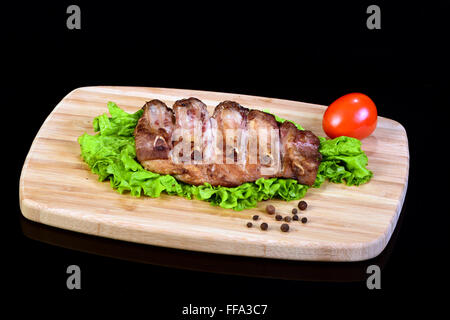 Leckere gegrillte Rippen auf einem Salatblatt Stockfoto