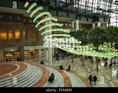 Der Wintergarten von Brookfield Place im Financial District, New York, mit seinen Palmen und Leuchten-Licht-installation Stockfoto