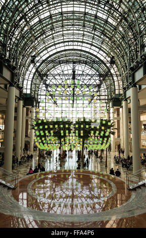 Der Wintergarten von Brookfield Place im Financial District, New York, mit seinen Palmen und Leuchten-Licht-installation Stockfoto