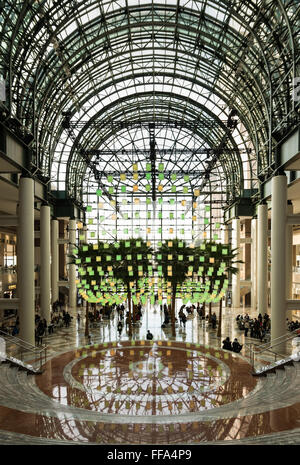 Der Wintergarten von Brookfield Place im Financial District, New York, mit seinen Palmen und Leuchten-Licht-installation Stockfoto