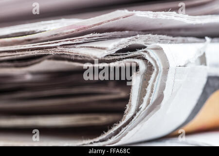 Extreme Nahaufnahme von Stapel Zeitungen Stockfoto