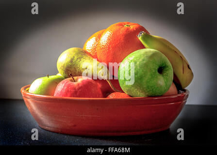 Obstschale beleuchtet natürlich in Renaissance, Rembrandt, Stil. Stockfoto