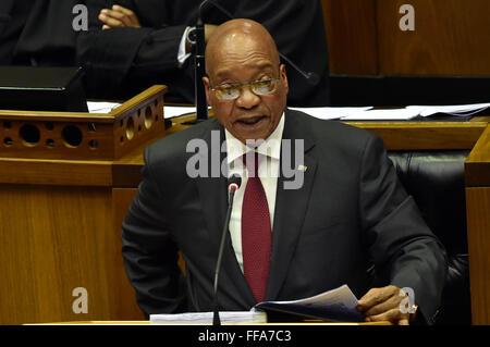 Cape Town, Südafrika. 11. Februar 2016. ? Südafrikas Präsident Jacob Zuma Sammelsatz seines Zustandes der Nation Adresse (SONA) in der gemeinsamen Sitzung des Parlaments in Kapstadt, Südafrika, am 11. Februar 2016. Der südafrikanische Präsident Jacob? Zuma? versprach am Donnerstag, Staatsausgaben in wirtschaftlich schwierigen Zeiten schneiden.? Bildnachweis: DOC/Elmond Jiyane/Xinhua/Alamy Live-Nachrichten Stockfoto