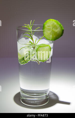 Gin Tonic mit Gurke Stockfoto