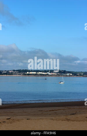 Caldey Island Beach und Tenby Küste Pembrokeshire Wales Stockfoto