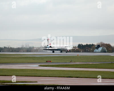 Austrian Airlines Fokker 100 mittelständische Twin-Turbinen-Kreiselbegläse Passagierflugzeug auf Manchester International Airport Asphalt Rollen. Stockfoto