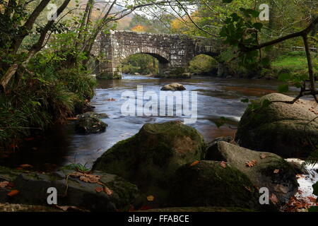 17. Jahrhundert Stein Bogen Fingle Bridge überqueren den Fluss Teign in der Nähe von Drewsteignton, Dartmoor National Park, Devon, England. Stockfoto