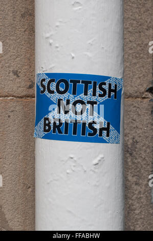 Schottische Unabhängigkeit: "Scottish nicht britische" Aufkleber auf einem weißen Pfahl in einer schottischen Straße in Edinburgh Stockfoto