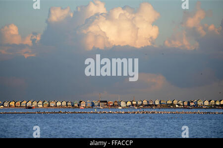 Strandhütten am Mudeford Quay oder Spieß mit Christchurch Harbour im Vordergrund Stockfoto