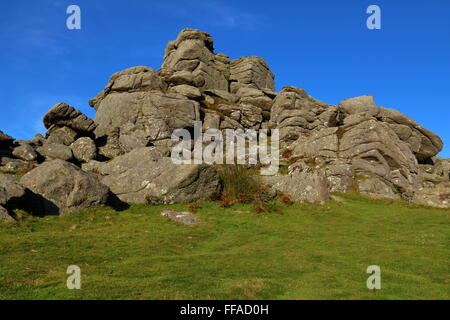 Hound Tor mit Haytor im erreichbar, Dartmoor National Park, Devon, England. Stockfoto