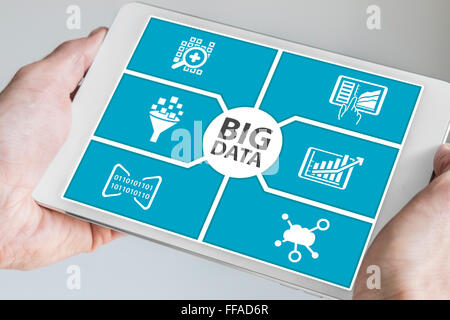 Big-Data-Konzept. Hand halten Tablet. Stockfoto