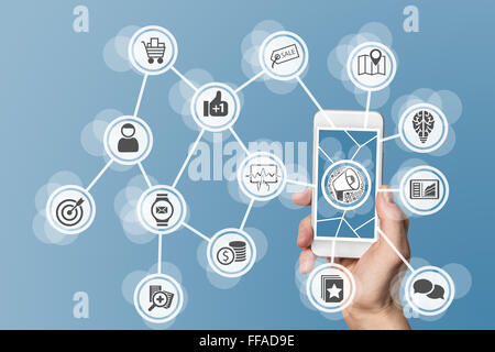 Digitale Online-Marketing ermöglicht durch Mobiltelefon sowie social-Media und Digitalisierung Stockfoto