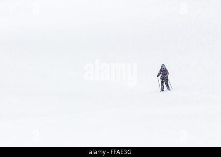 Karen Rentz Langlaufen im verschneiten Winter in central Michigan, USA Stockfoto