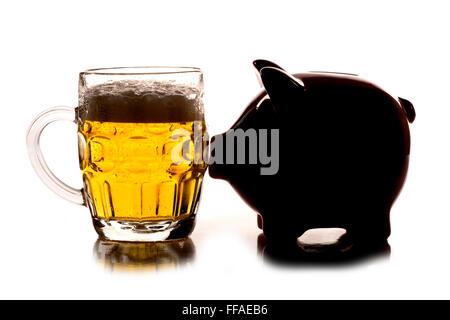 Geld sparen für ein Pint Bier Ausschnitt Stockfoto
