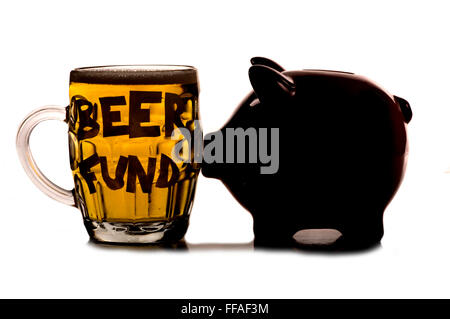 Geld sparen für ein Pint Bier Ausschnitt Stockfoto