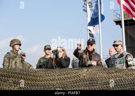 US-Vizepräsident Joe Biden und Enkelin Finnegan Biden sind vom Oberstleutnant Daniel Edwan, Kommandant der Vereinten Nationen Befehl Sicherheit Bataillon, unterrichtet, wie sie über die De-Militarized Zone 7. Dezember 2013 in Panmunjom, Südkorea Ausschau. Stockfoto