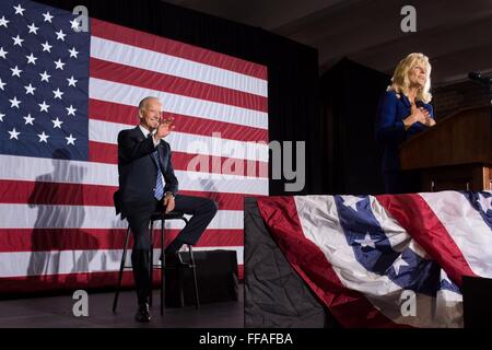 US-Vizepräsident Joe Biden Lächeln und Wellen wie seine Frau, Dr. Jill Biden, stellt ihn bei einer Veranstaltung 27. Oktober 2012 in Lynchburg, Virginia. Stockfoto