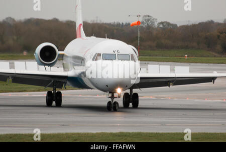 Austrian Airlines Fokker 100 mittelständische Twin-Turbinen-Kreiselbegläse Passagierflugzeug auf Manchester International Airport Asphalt Rollen. Stockfoto