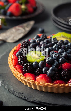 Hausgemachte Key Lime Obst-Torte mit Beeren Stockfoto