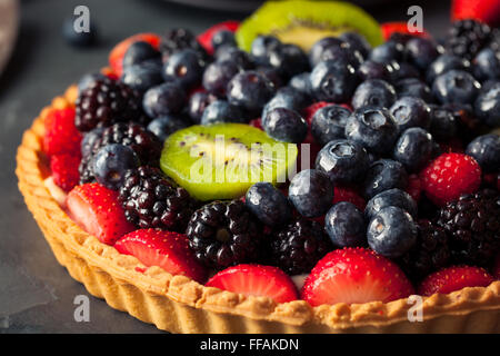 Hausgemachte Key Lime Obst-Torte mit Beeren Stockfoto