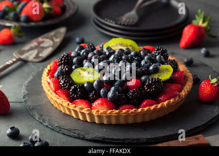 Hausgemachte Key Lime Obst-Torte mit Beeren Stockfoto