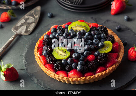 Hausgemachte Key Lime Obst-Torte mit Beeren Stockfoto