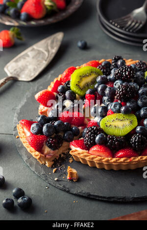 Hausgemachte Key Lime Obst-Torte mit Beeren Stockfoto