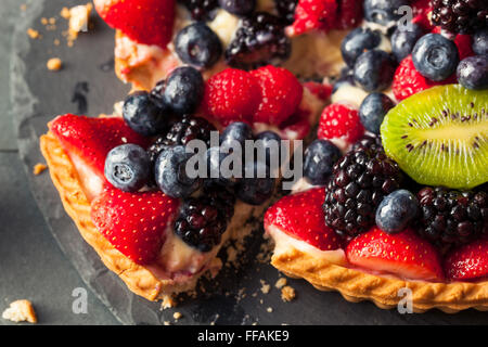 Hausgemachte Key Lime Obst-Torte mit Beeren Stockfoto