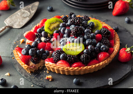 Hausgemachte Key Lime Obst-Torte mit Beeren Stockfoto
