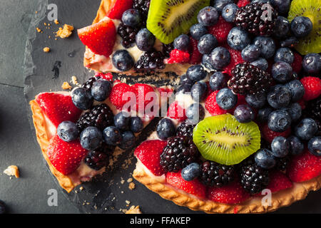 Hausgemachte Key Lime Obst-Torte mit Beeren Stockfoto